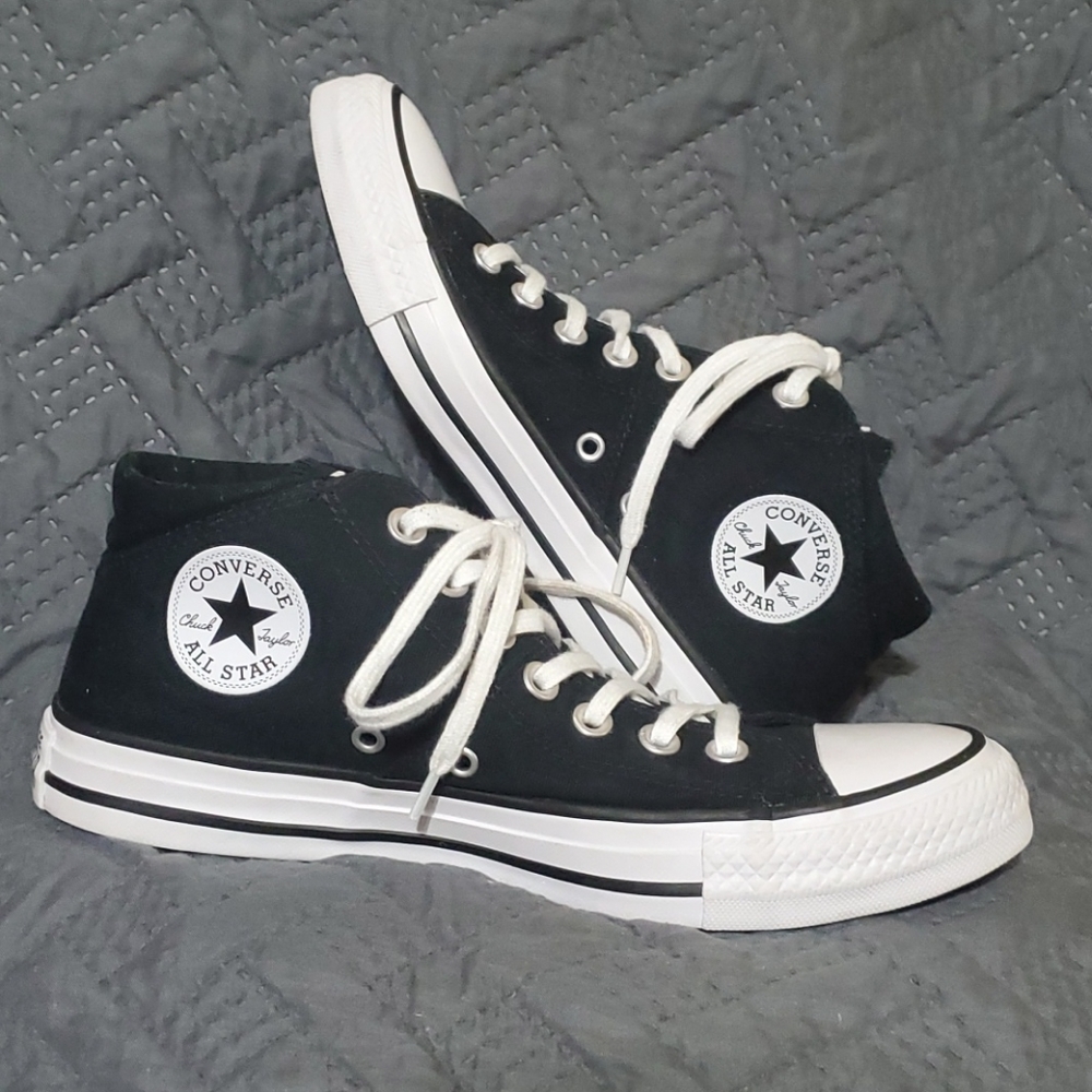 Women's Converse Chuck Taylor's size 8